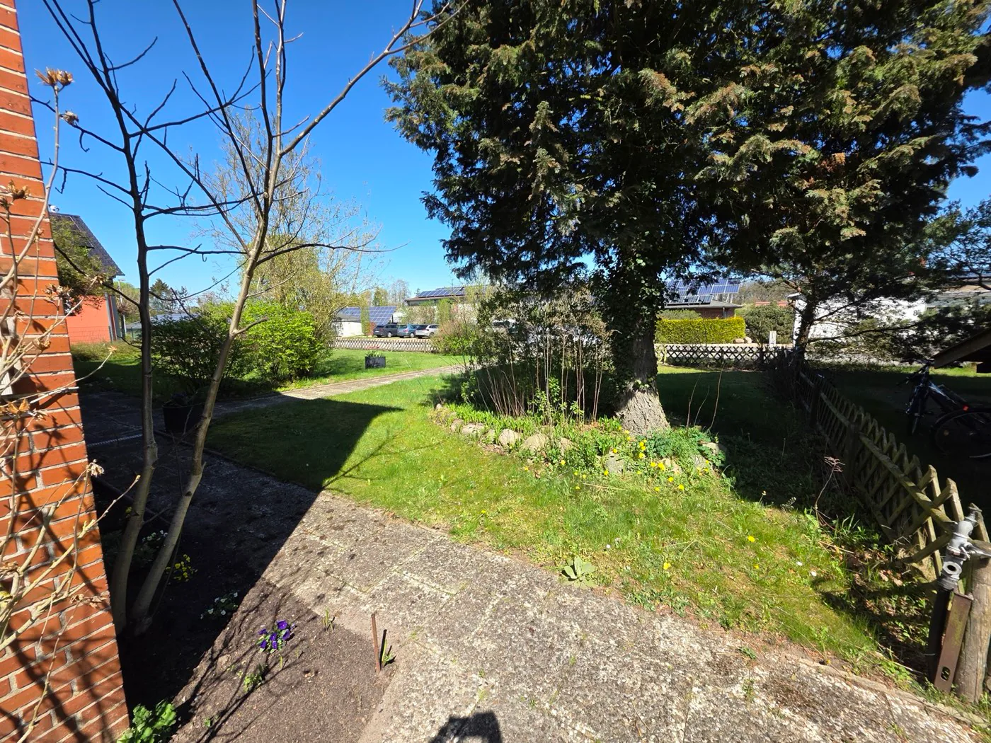 Garten an der Vorderseite des Grundstuecks