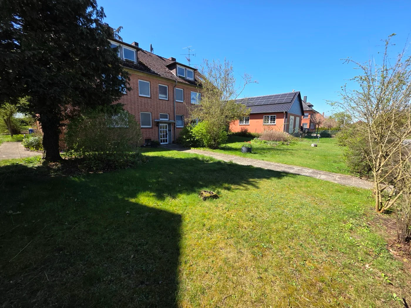 Hausansicht mit Gartenbereich und Grundstueck